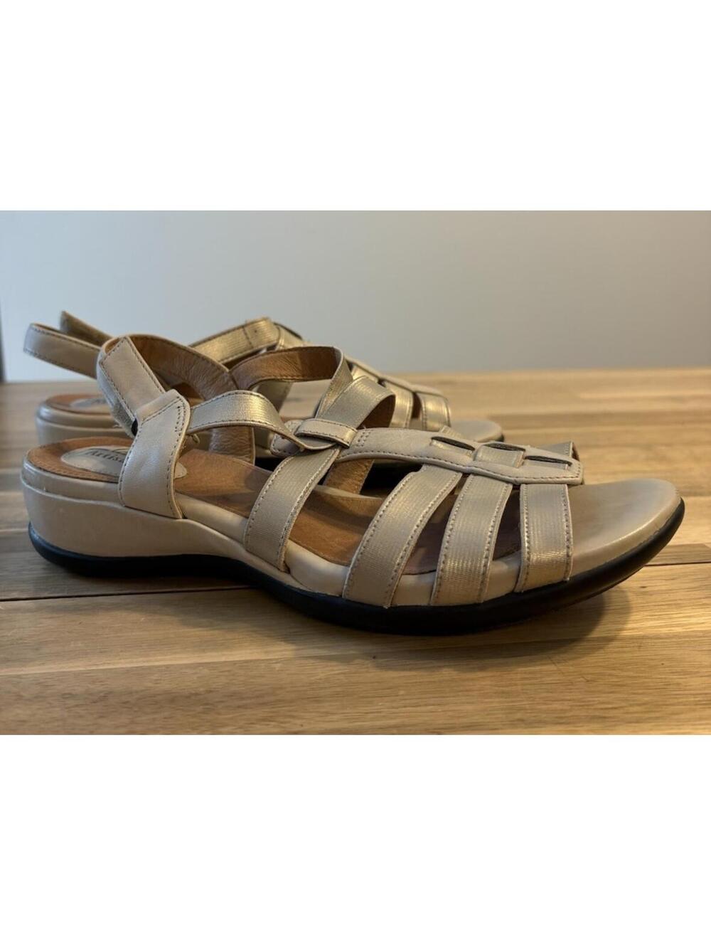 Clarks Artisan Tiffani Sandal Size 7.5 Metallic Leather Elastic Slingback Shoe